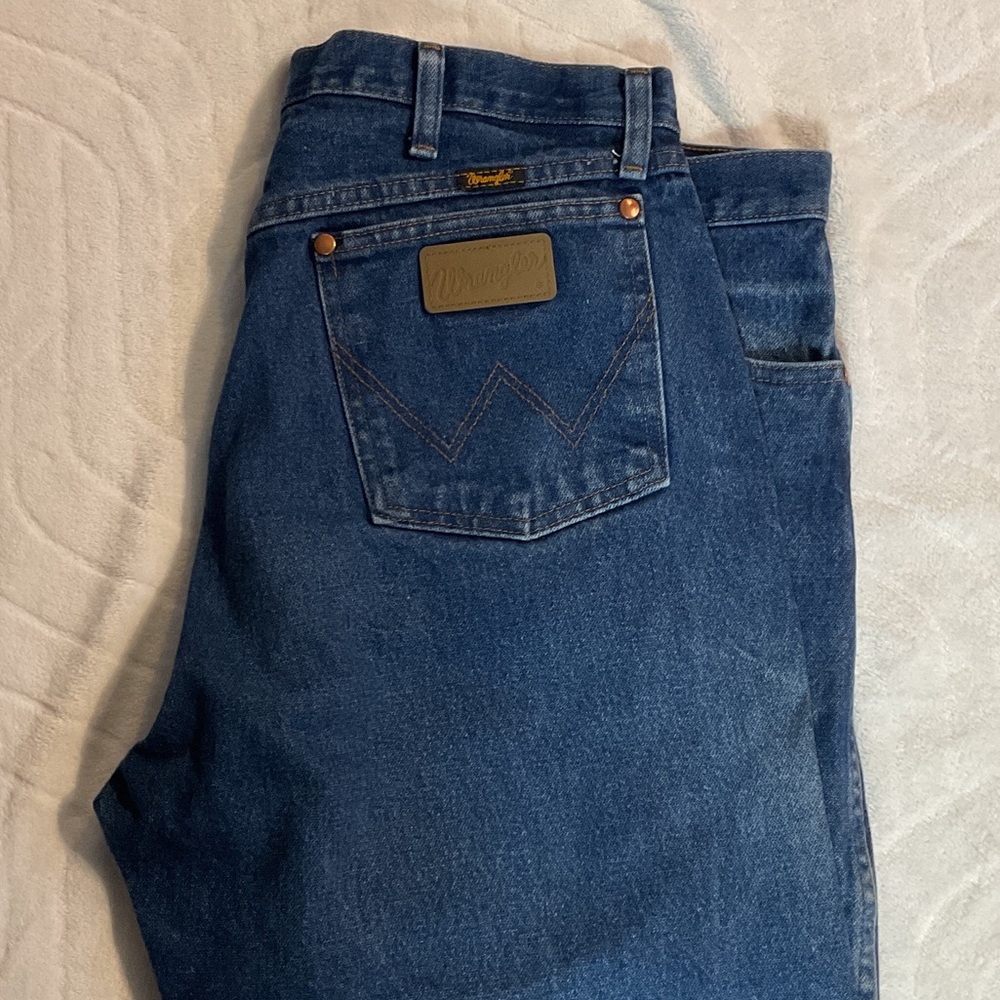 Wrangler Men's Classic Indigo Relaxed Jeans